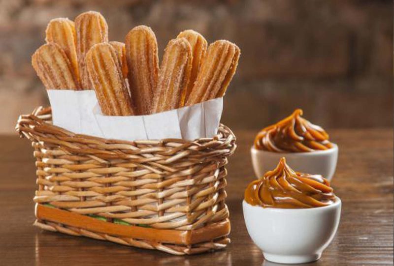 2 Churros con Nutella , vainilla, cajeta , crema de queso