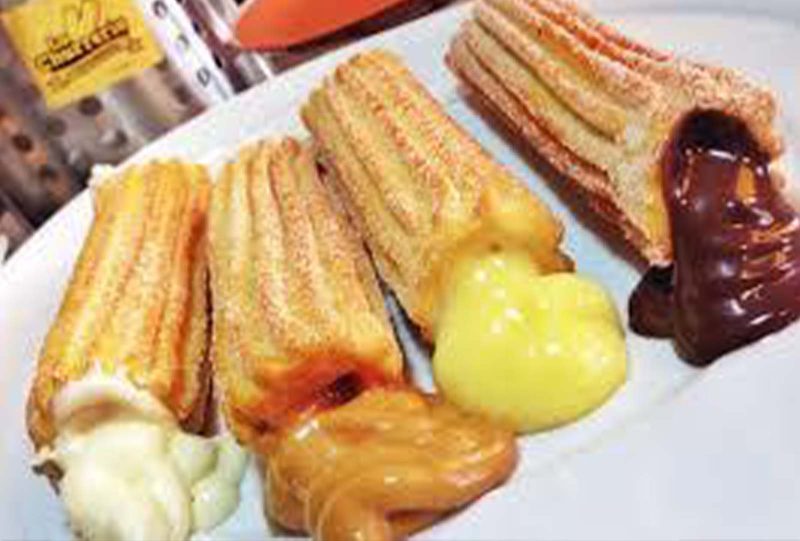 Churros con Nutella , vainilla,  cajeta , crema de queso